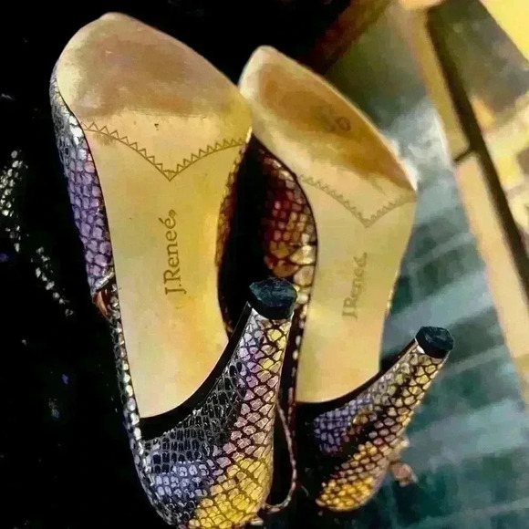 J Renee’ slingback pump. Snake embossed  8. Excellent condition . Gold/lavender - Picture 8 of 16